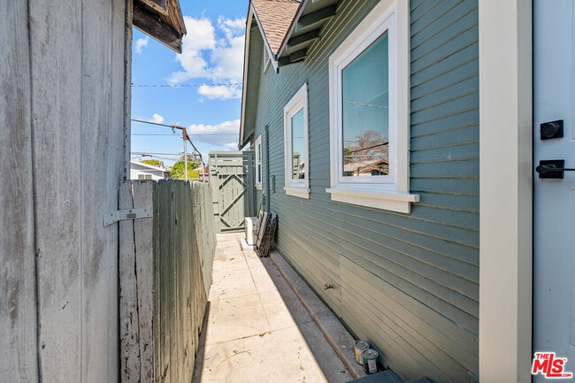 Building Photo - 2422 W 30th St