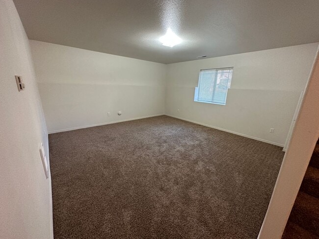 Building Photo - Spacious 2 bed/2.5 bath with bonus room townhome off Road 68