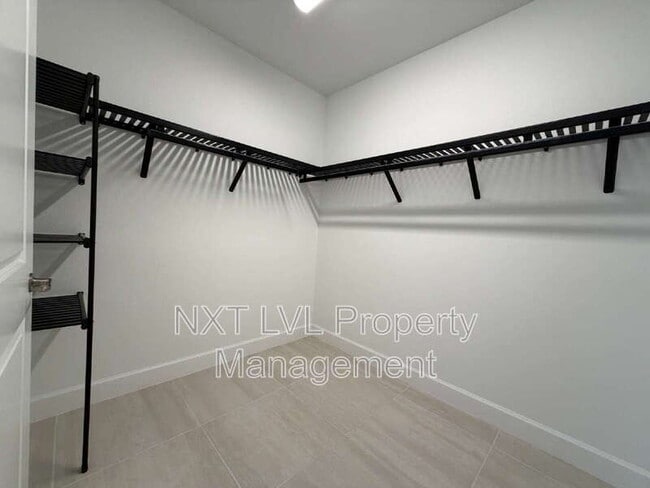 Building Photo - 16570 Ridgeview Cir