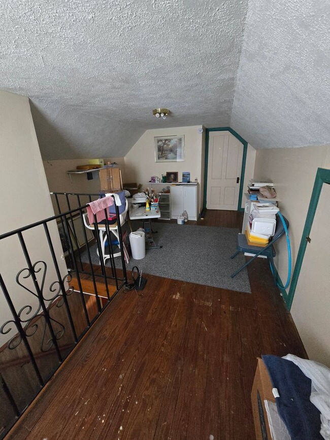 Building Photo - Cozy Home