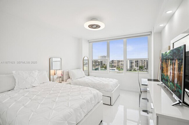 Building Photo - 3505 S Ocean Dr