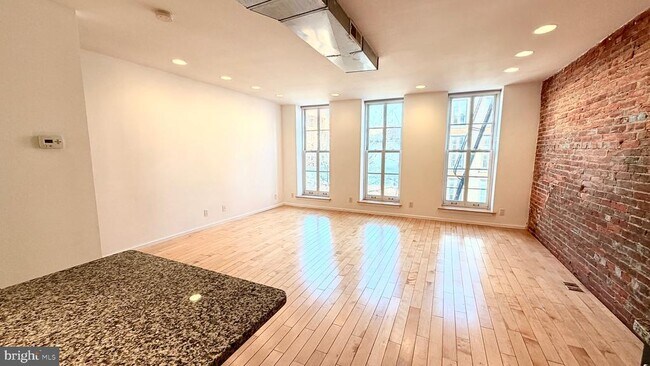 Building Photo - 136 N 3rd St