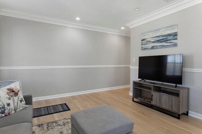 Building Photo - 426 Russell Ave