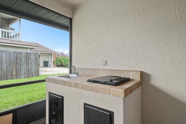 Building Photo - **Recently upgraded 4/2 pool home in Longw...