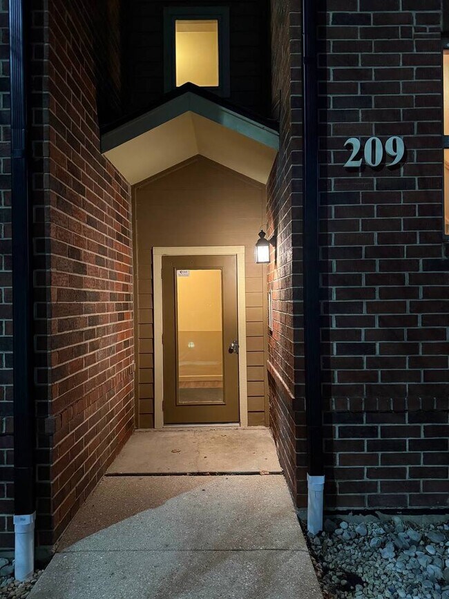 Building Photo - 209 Glengarry Dr