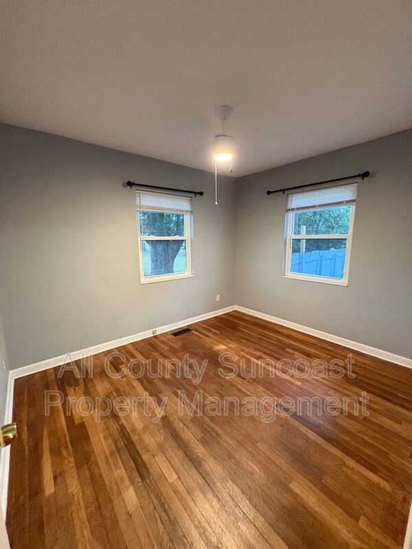 Building Photo - 208 NE Rowena St