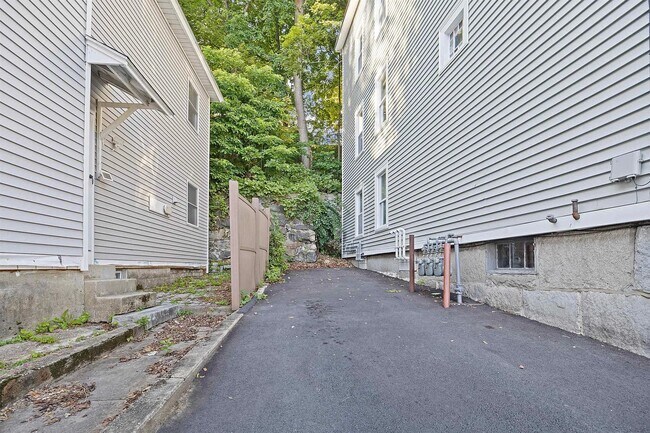 Building Photo - 496 Bartlett St