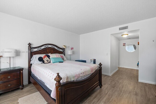 Building Photo - 428 Lakeview Dr