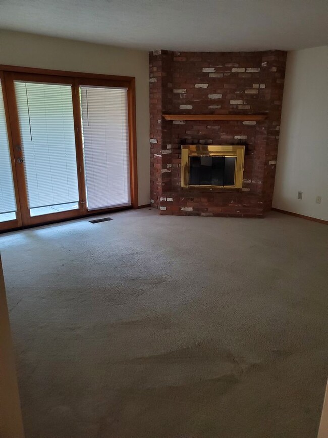 Building Photo - 2 Bedroom, 1 Bathroom Townhouse-Walking distance to MSU Campus