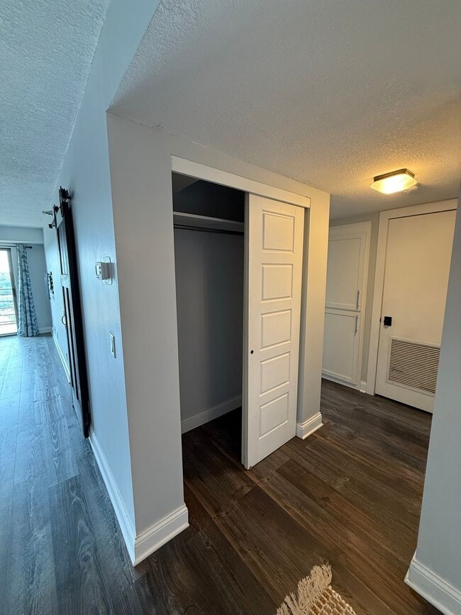 Building Photo - Modern 1 Bedroom Apartment With Stunning C...