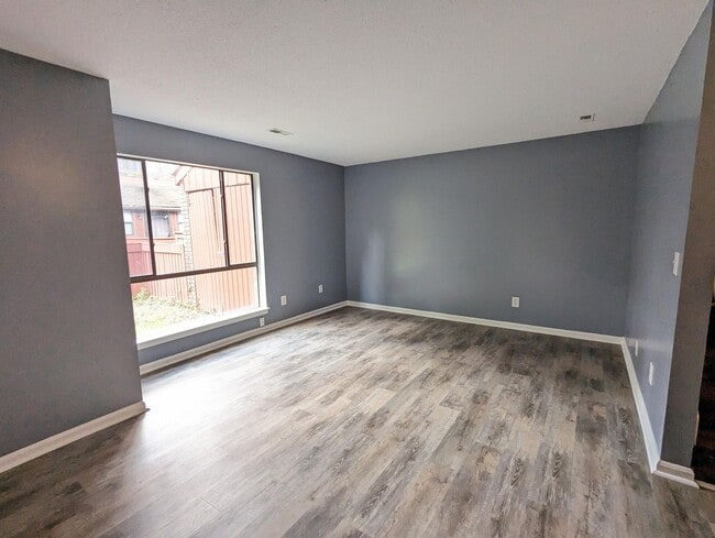 Building Photo - Private Fenced Yard + 3BR Townhome – Great Location!