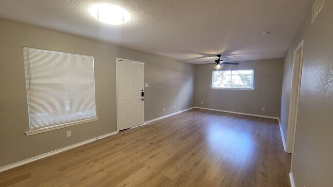Building Photo - Spacious 1 Bedroom Apartment in Balcones Heights