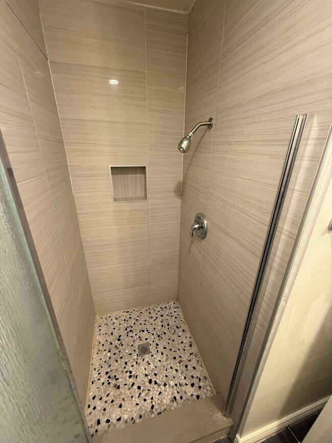 Building Photo - Paradise Manor Condo for lease