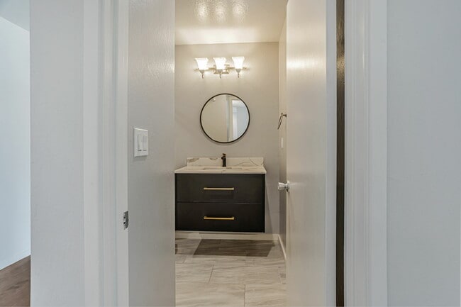 Building Photo - 363 Eden Roc Dr