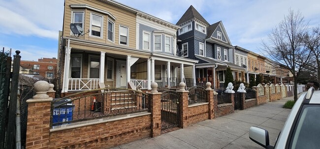 Building Photo - 535 E 29th St