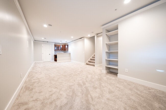 Building Photo - 2638 Vierling Dr E