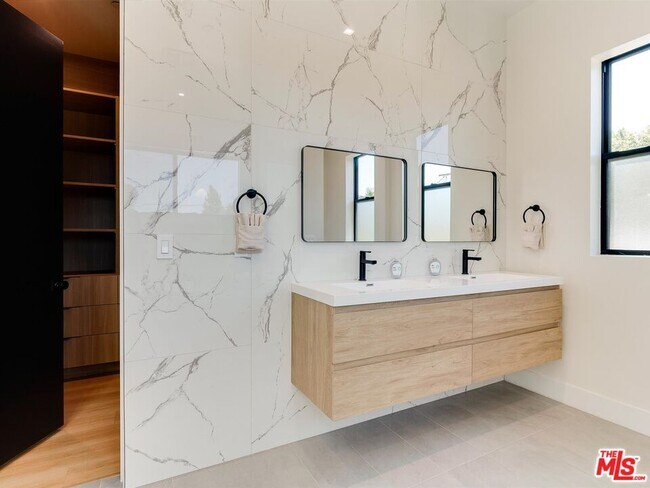 Building Photo - 5929 Hesperia Ave