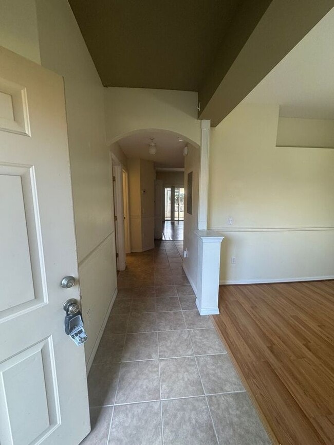 Building Photo - 3 Bedroom 2 Bath - Lovely and Cozy Condo f...