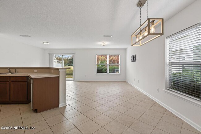 Building Photo - 411 Walnut Dr