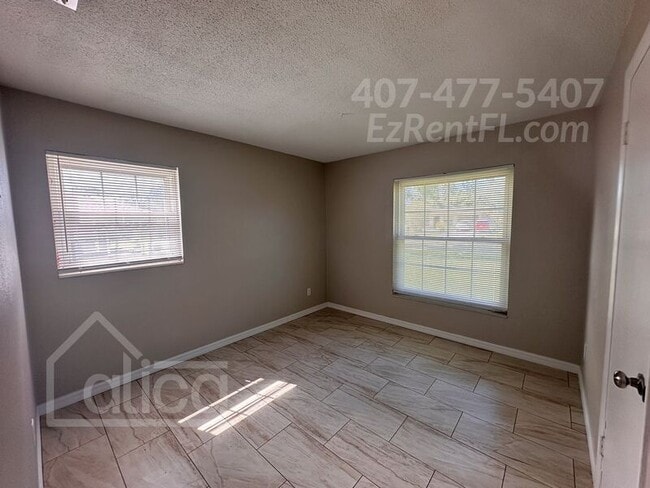 Building Photo - 2155 Aaron Ave