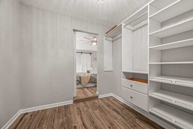 Building Photo - Stunning 4 bedroom with two bonus spaces, ...