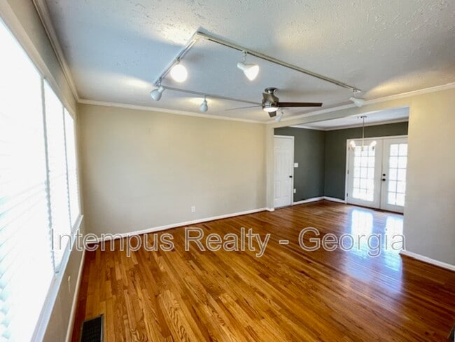 Building Photo - 633 White St