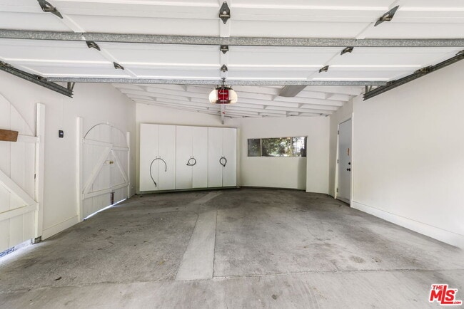 Building Photo - 2601 Nichols Canyon Rd