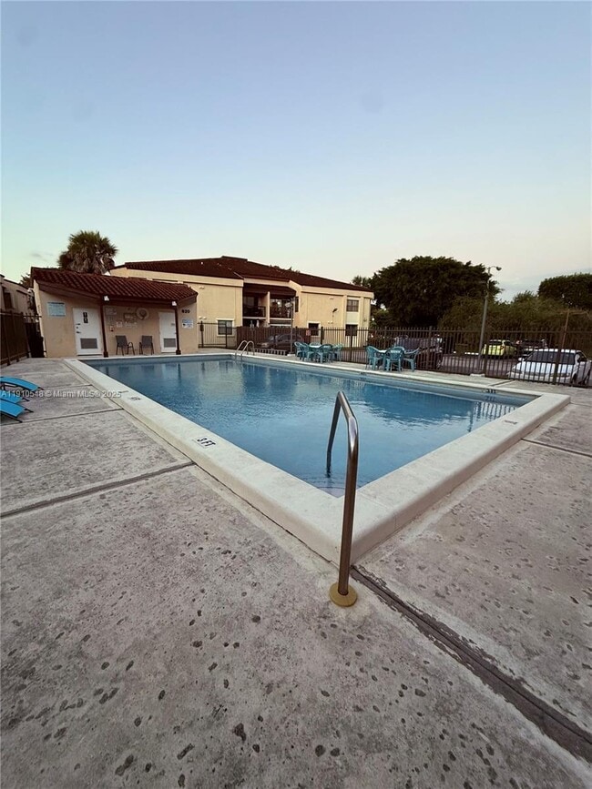 Building Photo - 660 W Park Dr