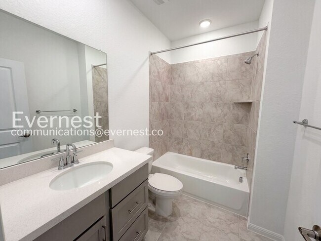 Building Photo - Modern Comfort & Texas Charm Await with Garage / 3 Beds & 1 bath / Available Now!