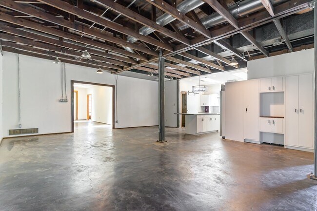 Building Photo - 2602 Kings Rd