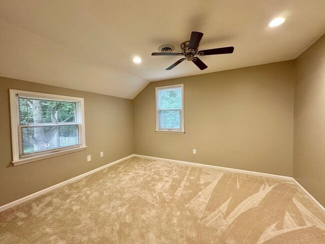 Building Photo - 4N355 Knoll Creek Dr