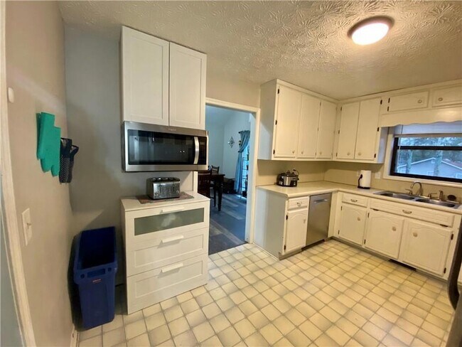 Building Photo - 1095 Mountain Springs Dr