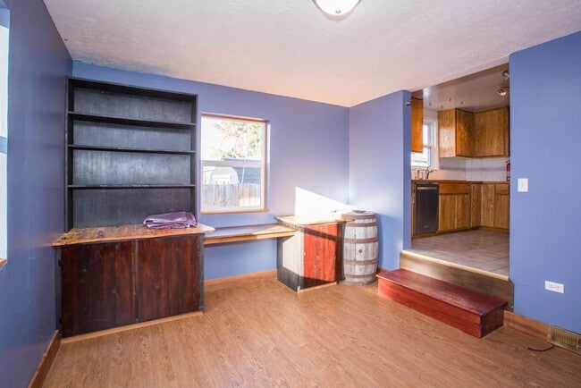 Building Photo - Centrally located single family home 2 bed...