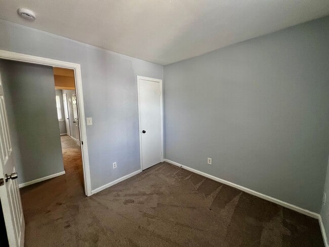 Building Photo - Charming Townhome in the Heart of Virginia Beach