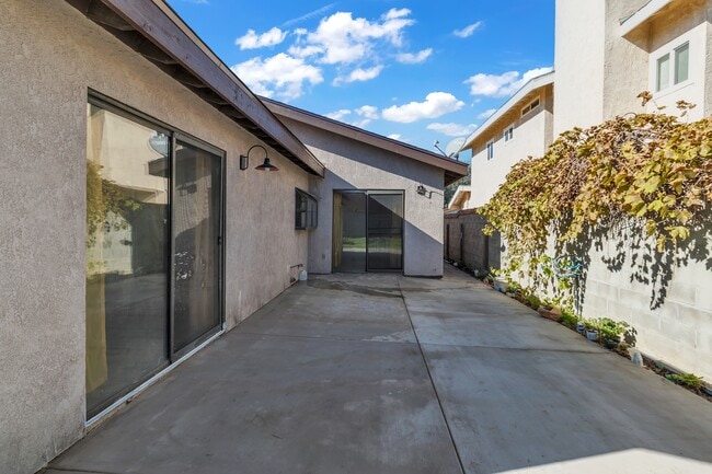 Building Photo - 1688 Bruin St