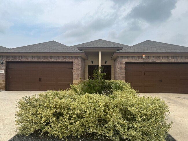Primary Photo - Luxury 3/2Duplex in Seguin, TX