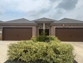 Building Photo - Luxury 3/2Duplex in Seguin, TX