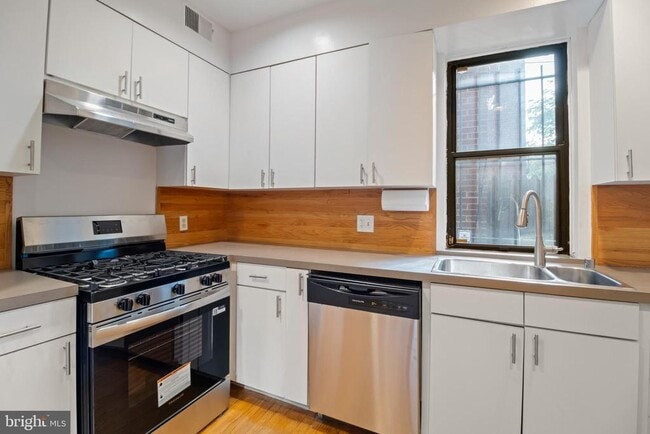 Building Photo - 1522 Swann St NW