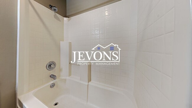 Building Photo - Beautiful duplex near I-823 with flexible ...