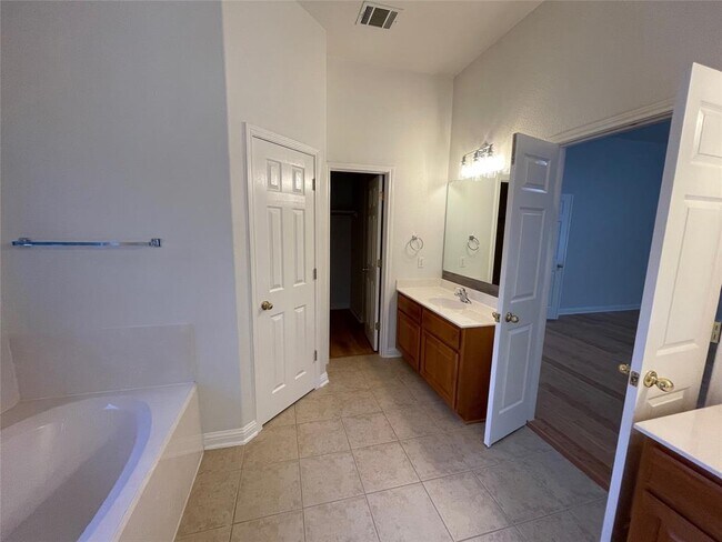 Building Photo - 10401 Yellowstone Dr