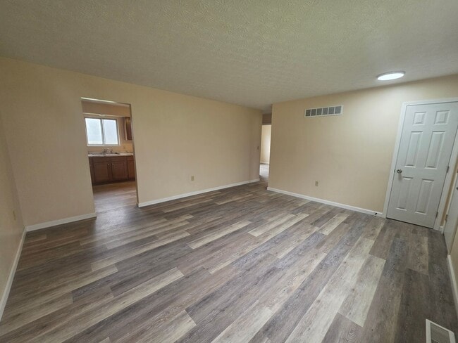 Building Photo - 3-Bedroom 2 Bath Duplex. Ravenna Ohio.