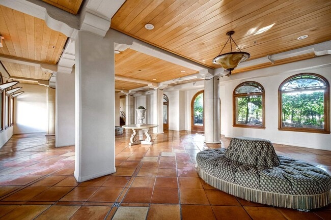 Building Photo - 109 N Sycamore Ave