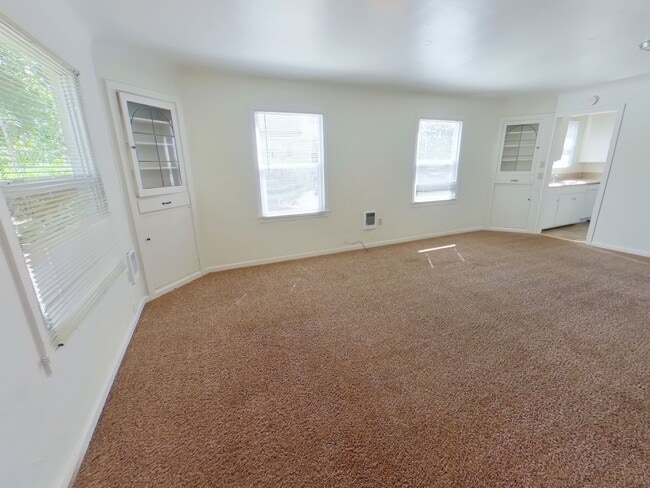 Building Photo - 5 bedroom house near campus! 2 Months free...