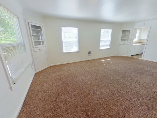 Building Photo - Free 1st month rent! 5 bedroom house near ...