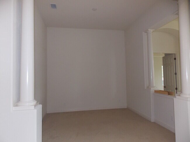 Building Photo - 1271 W Skyview Crossing Dr