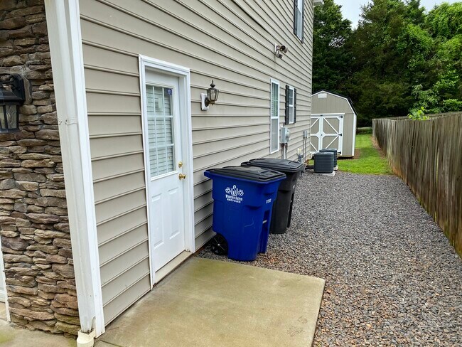 Building Photo - 100 Savannah Meadows Dr