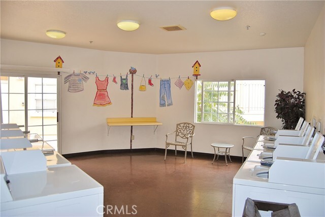 Building Photo - 1215 E San Antonio Dr