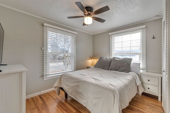 Building Photo - Charming Hillsboro Bungalow with RV Parking & Modern Upgrades!