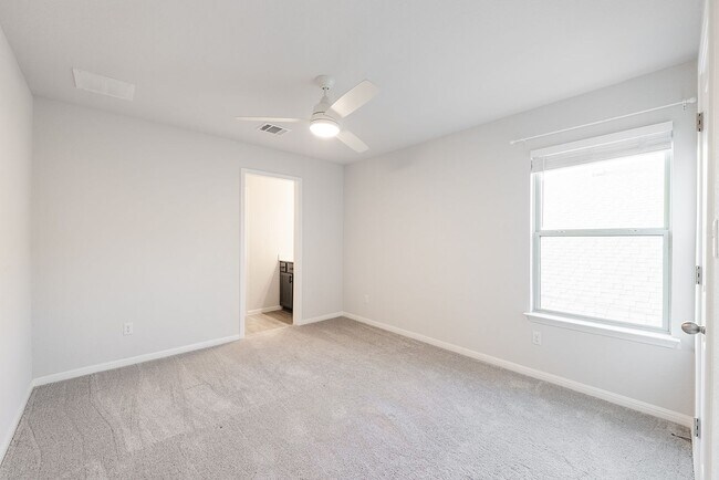 Building Photo - Amazing 5 Bedroom Home - Georgetown