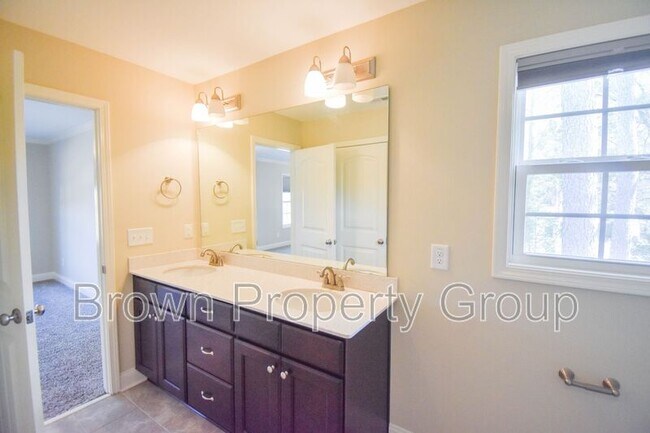 Building Photo - 915 Carolina Ave